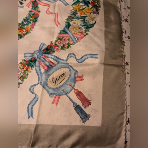 Authentic Gucci Floral V.Accornero Silk Scarf - Picture 2 of 15